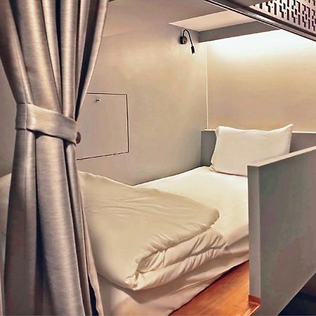 Capzule Bed Phuket Hostel Kültér fotó